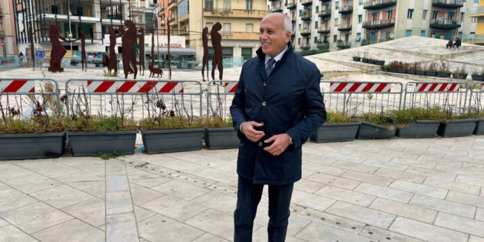 Franz-Caruso-su-Piazza-Bilotti-970x485